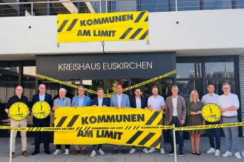 Kommunale Finanznot ist keine abstrakte Zahl. Sie entscheidet darüber, ob der Bus fährt, das Bad offenbleibt, die Bibliothek zugänglich ist, das Bürgeramt funktioniert und der Spielplatz gepflegt wird. Gemeinsam setzten heute Landrat und Bürgermeister ein starkes Zeichen und betonten, dass die Kommunen inzwischen am Limit sind. Foto: W. Andres / Kreis Euskirchen 