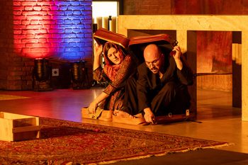 Nur wenige Requisiten wie Koffer nutzen die Schauspielenden, die weitere Atmosphäre erzeugten sie durch eindringliches Spiel. Bild: Tameer Gunnar Eden/Eifeler Presse Agentur/epa
