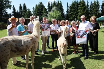 Ein Großaufgebot an Mitwirkenden, Organisatoren, Veranstaltern und Autoren stellte die Krimitage Nordeifel Mordeifel auf dem Lampakaland in Schmidtheim vor. Bild: Michael Thalken/Eifeler Presse Agentur/epa