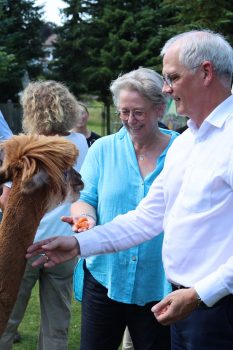 Zum Vorstandsvorsitzenden der KSK, Holger Glück, hier mit Krimiautorin Elke Pistor, fassten die Tiere rasch Vertrauen. Bild: Michael Thalken/Eifeler Presse Agentur/epa