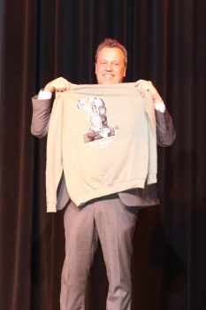 Bürgermeister Sacha Reichelt bekam das begehrte Geburtstags-T-Shirt. Bild: Michael Thalken/Eifeler Presse Agentur/epa