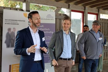 KSK-Vorstandsmitglied Daniel Ruland (links) rechnete vor, wie lange seine Familie von einer Tagesproduktion Milch leben könnte. Bild: Michael Thalken/Eifeler Presse Agentur/epa