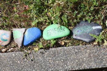 Schülerinnen und Schüler der fünften und sechsten Klassen hatten einige Steine bemalt. Bild: Marienschule 