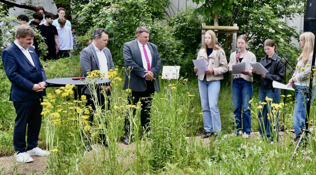 Schülerinnen lasen bei der Einweihung aus dem Tagebuch von Anne Frank. KSK-Stiftungsvorstand Karl-Heinz Daniel (v.l.), Bürgermeister Sacha Reichelt und Schulleiter Michael Mombaur hörten zu. Bild: Marienschule