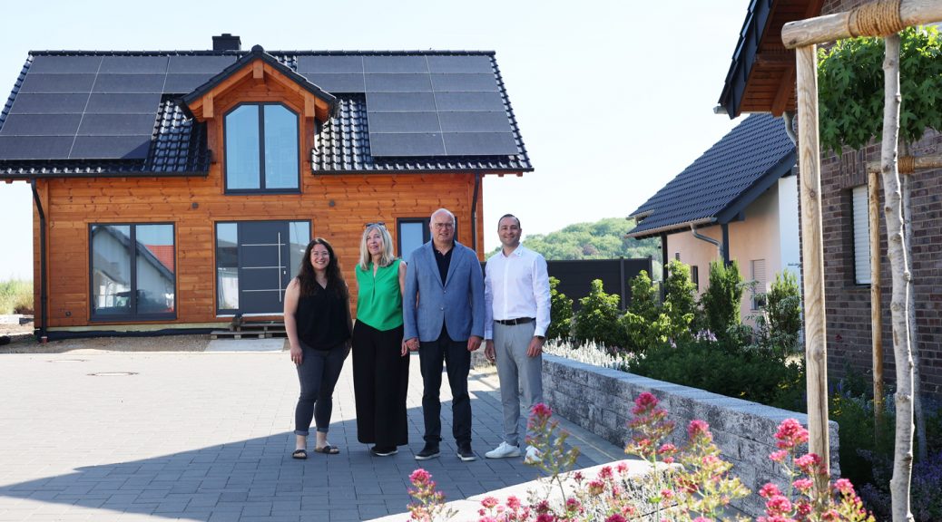 F&S-Projektleiterin Julia Gerber (v.l.), Hildegard Schwarz, Leiterin F&S Vertrieb, Jochen Weiler, Bürgermeister Stadt Heimbach, und F&S-Geschäftsführer Jan Radermacher stellte den Endausbau in Vlatten vor. Bild: Michael Thalken/Eifeler Presse Agentur/epa