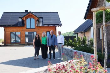 F&S-Projektleiterin Julia Gerber (v.l.), Hildegard Schwarz, Leiterin F&S Vertrieb, Jochen Weiler, Bürgermeister Stadt Heimbach, und F&S-Geschäftsführer Jan Radermacher stellte den Endausbau in Vlatten vor. Bild: Michael Thalken/Eifeler Presse Agentur/epa
