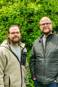Jendrik Balschun (links) und Björn Pommer kümmern sich fortan um die Inernetpräsenz und den Social-Media-Auftritt des Vereins. Bild: ebh