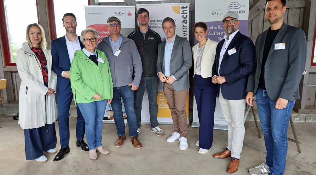 Freuten sich über ein gelungenes Unternehmerfrühstück auf dem Antoniushof (v.l.): Alexandra Bennau, Daniel Ruland, Iris Poth, Helmut Dahmen, Lukas Dahmen, Markus Ramers, Alina Kramer, Rainer Santema und der Mechernicher Bürgermeister Michael Fingel. Bild: Michael Thalken/Eifeler Presse Agentur/epa