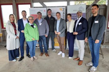 Freuten sich über ein gelungenes Unternehmerfrühstück auf dem Antoniushof (v.l.): Alexandra Bennau, Daniel Ruland, Iris Poth, Helmut Dahmen, Lukas Dahmen, Markus Ramers, Alina Kramer, Rainer Santema und der Mechernicher Bürgermeister Michael Fingel. Bild: Michael Thalken/Eifeler Presse Agentur/epa