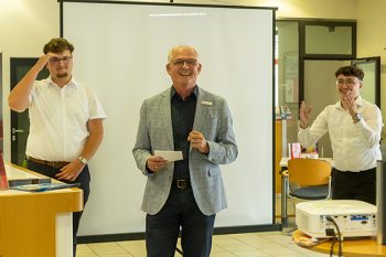 Der Azubi-BC-Leiter Aris Walent (v.l.) bekam von Holger Glück, KSK-Vorstandsvorsitzender, ebenso wie der Co-Leiter Niklas Fischer gute Worte, Lob und Tipps mit auf den Weg. Bild: Tameer Gunnar Eden/Eifeler Presse Agentur/epa