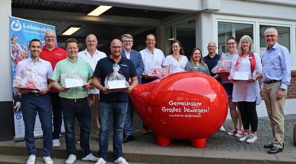 Ein vorläufig letztes Mal machte das rote „GiroCents“-Schwein jetzt im Kreis Euskirchen Halt, diesmal bei der Lebenshilfe Kreisvereinigung Euskirchen. Der Vorstandsvorsitzende der KSK, Holger Glück (r.), konnte erneut gut 11.000 Euro an Zuwendungen an ehrenamtliche Initiativen und Vereine im Kreis Euskirchen überreichen. Bild: Michael Thalken/Eifeler Presse Agentur/epa