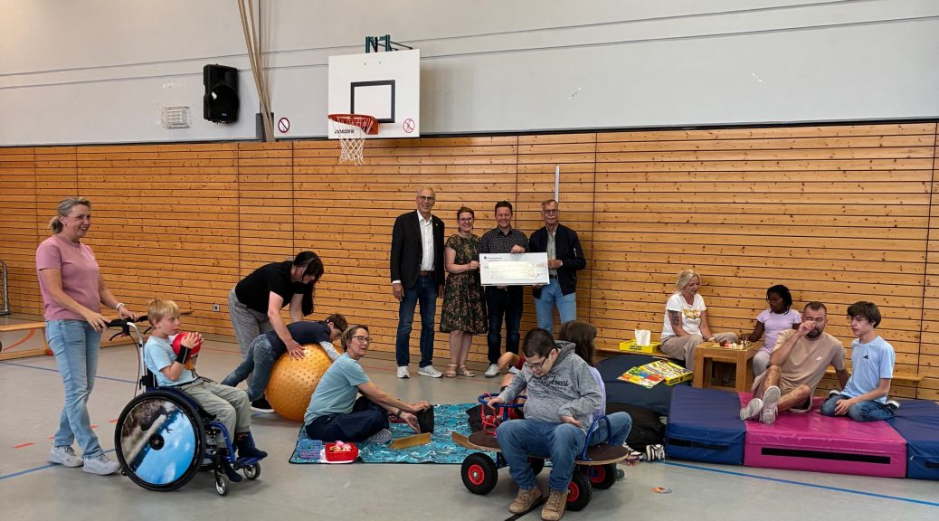 Kinder, Jugendliche, Betreuer und Geschäftsführer Christian Meyer (hinten, 2.v.r.) mit Claudia Rapp-Ludwig (2.v.l.) von der Lebenshilfe Kreisvereinigung Euskirchen freuen sich über die Spende des Rotary Clubs Euskirchen, die Dr. Ludwig Veltmann (l.) und Dr. Norbert Golz (r.) übergeben. Foto: Rita Witt