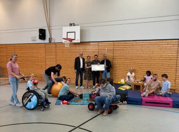 Kinder, Jugendliche, Betreuer und Geschäftsführer Christian Meyer (hinten, 2.v.r.) mit Claudia Rapp-Ludwig (2.v.l.) von der Lebenshilfe Kreisvereinigung Euskirchen freuen sich über die Spende des Rotary Clubs Euskirchen, die Dr. Ludwig Veltmann (l.) und Dr. Norbert Golz (r.) übergeben. Foto: Rita Witt