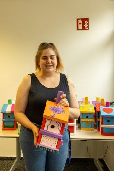 Laura zeigt das von ihr gebaute und bemalte Vogelhäuschen. Sie findet den Austausch mit den Jugendlichen vom Frankengymnasium sehr gut. Bild: Tameer Gunnar Eden/Eifeler Presse Agentur/epa