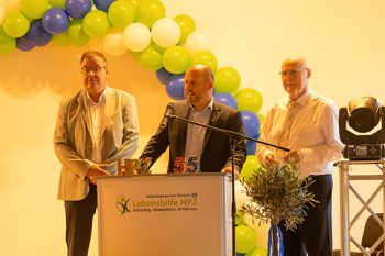 Die beiden Lebenshilfe-HPZ-Geschäftsführer Christian Pfaff (v.l.) und Phillipp Krosch sowie Aufsichtsratsvorsitzender Helmut Habscheid dankten den vielen Unterstützern, die 55 Jahre im Einsatz für Menschen mit Behinderung möglich gemacht haben. Bild: Tameer Gunnar Eden/Eifeler Presse Agentur/epa