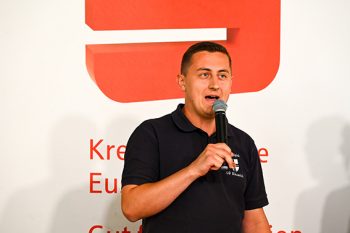 Markus Ackermann ist Löschgruppenführer und Berater bei der KSK – in der Podiumsdiskussion berichtete er neben den Aufgaben der Feuerwehr auch von der Flutkatastrophe. Bild: Armin Zalfen/Eifeler Presse Agentur/epa Agentur/epa