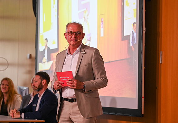 Gutgelaunt, souverän und mit viel Empathie moderierte Holger Glück, Vorstandsvorsitzender KSK, die Stiftungsveranstaltung vor 400 Gästen. Bild: Armin Zalfen/Eifeler Presse Agentur/epa