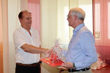 Wolfgang Hassel (l.) nahm die Spenden für den TuS Chlodwig 1896 in Zülpich entgegen. Bild: Michael Thalken/Eifeler Presse Agentur/epa 