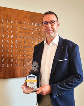 KSK-Vertriebsdirektor Volker Zart freut sich über die WELT-Auszeichnung für den Spitzenplatz in der Beratung von Privatkunden in NRW. Bild: Sven Stampe / KSK Euskirchen