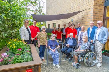 Alle:Zur kleinen Feierstunde zur Hochbeet-Einweihung im AWO-Altenzentrum Weilerswist kam eine ganze Delegation der Kreissparkasse Euskirchen samt Vorstand. Azubis hatten die Blumenfreude für die Bewohner selbst zusammengebaut. Bild: Tameer Gunnar Eden/Eifeler Presse Agentur/epa

