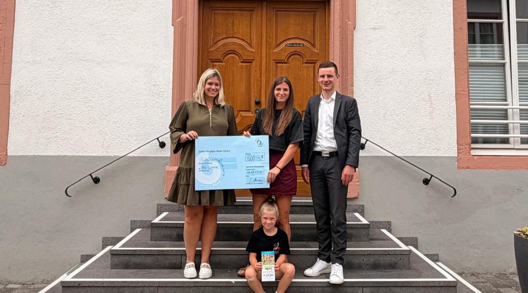 Bürgermeisterin Jennifer Meuren (links) übergab den Preis an Pia Cremer und Tochter Lisa. Roman Sohnius (rechts) vertrat die KSK als Sponsor. Bild: Viktoria Thur/Gemeinde Blankenheim