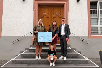 Bürgermeisterin Jennifer Meuren (links) übergab den Preis an Pia Cremer und Tochter Lisa. Roman Sohnius (rechts) vertrat die KSK als Sponsor. Bild: Viktoria Thur/Gemeinde Blankenheim