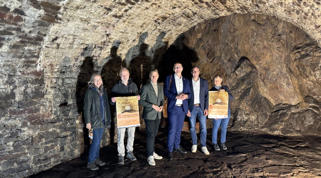 Dr. Ulrike Müssemeier, v. l., (LVR-Amt für Bodendenkmalpflege im Rheinland), Norbert Liebing (Ehrenamtlicher Mitarbeiter LVR-Amt für Bodendenkmalpflege und Busbegleiter), Landrat Markus Ramers (Kreis Euskirchen), Bürgermeister Sebastian Glatzel (Stadt Bad Münstereifel), Patrick Schmidder (Nordeifel Tourismus GmbH), Dr. Petra Tutlies (LVR-Amt für Bodendenkmalpflege im Rheinland) stellten die 19. Archäologietour Nordeifel jetzt vor. Bild: Nordeifel Tourismus GmbH.