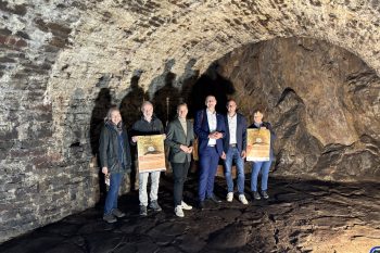 Dr. Ulrike Müssemeier, v. l., (LVR-Amt für Bodendenkmalpflege im Rheinland), Norbert Liebing (Ehrenamtlicher Mitarbeiter LVR-Amt für Bodendenkmalpflege und Busbegleiter), Landrat Markus Ramers (Kreis Euskirchen), Bürgermeister Sebastian Glatzel (Stadt Bad Münstereifel), Patrick Schmidder (Nordeifel Tourismus GmbH), Dr. Petra Tutlies (LVR-Amt für Bodendenkmalpflege im Rheinland) stellten die 19. Archäologietour Nordeifel jetzt vor. Bild: Nordeifel Tourismus GmbH.