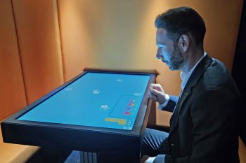 Auch KSK-Vorstand Daniel Ruland zeigte sich affin für das spielerisch vermittelte Finanzwissen. Bild: KSK
