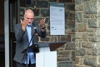 Frank Güth, der Leiter der Arbeitsgemeinschaft Luftkriegsgeschichte Rhein/Mosel e.V. moderierte die Eröffnungsveranstaltung. Bild: Michael Thalken/Eifeler Presse Agentur/epa