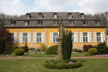 Zum 1. Januar 2027 erhält Maria Rast einen starken Partner mit Kloster Steinfeld und der Familie Scheidtweiler. Der traditionsreiche Standort und die Zukunft des Hauses werden für die Zukunft gesichert. Bild: Reinhardhauke - Eigenes Werk, CC BY-SA 3.0, https://commons.wikimedia.org/w/index.php?curid=14922114 