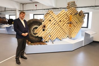 KSK-Stiftungsvorstand Karl-Heinz Daniel, hier vor den Trümmern einer Martin B-26 „Marauder“, die am 23. Dezember 1944 mit sechs Menschen an Bord in Hallschlag-Scheid abstürzte, nannte es selbstverständlich, dass die Kultur- und Sportstiftung ihren Anteil am Gelingen des Dokumentationszentrums beigetragen hatte. Bild: Michael Thalken/Eifeler Presse Agentur/epa