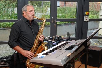 Auch Keyboard und Saxophon gleichzeitig zu spielen, ist für den Multiinstrumentalisten Karl Nolden kein Problem. Bild: Michael Thalken/Eifeler Presse Agentur/epa