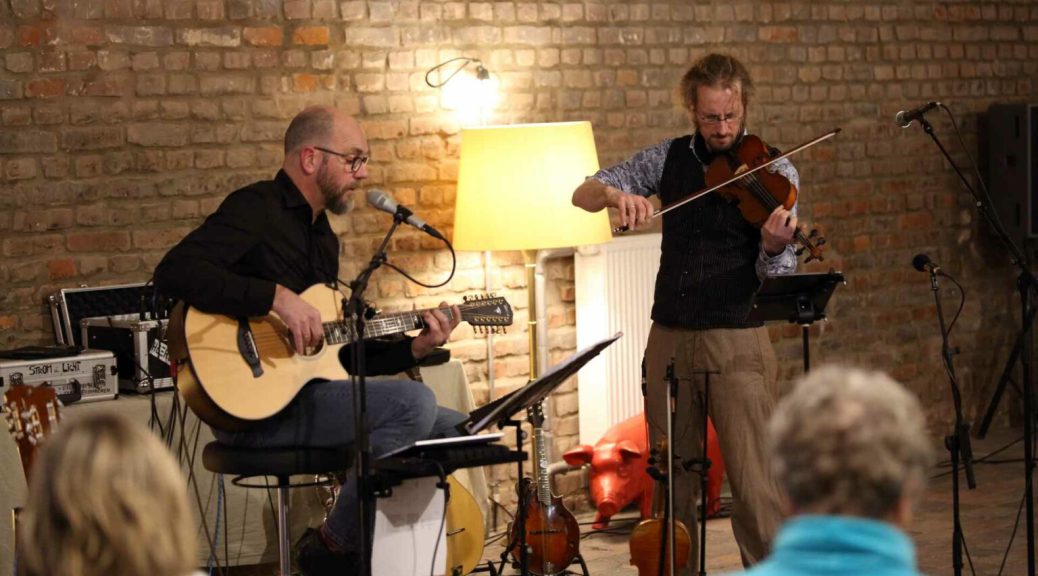 „Kwint un Kwacht“, das sind die Euskirchener Martin Sina (links) und Paul Bremen, werden im Kulturhof Velbrück erwartet. Bild: Joachim Zell