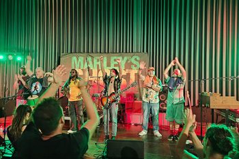 Zwei Stunden ausgelassene Reggae-Party lieferten „Marley’s Ghost“ ins Alte Casino Euskirchen. Bild: Tameer Gunnar Eden/Eifeler Presse Agentur/epa