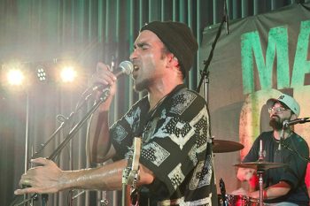 Sebastian Sturm ist als internationaler Reggae-Sänger bekannt und sang sich leidenschaftlich in die Herzen des Euskirchener Publikums. Bild: Tameer Gunnar Eden/Eifeler Presse Agentur/epa
