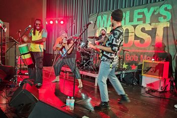 Ansteckende Spielfreude pur wie hier bei „I Shot The Sheriff“ bieten die Musiker von „Marley’s Ghost“. Bild: Tameer Gunnar Eden/Eifeler Presse Agentur/epa
