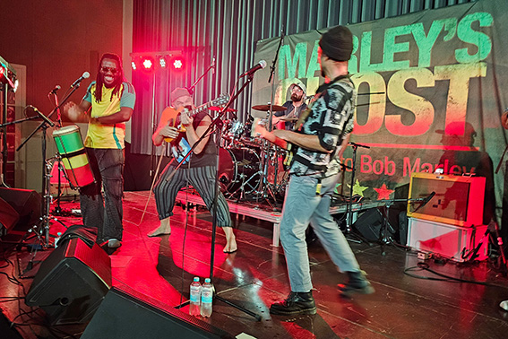 Ansteckende Spielfreude pur wie hier bei „I Shot The Sheriff“ bieten die Musiker von „Marley’s Ghost“. Bild: Tameer Gunnar Eden/Eifeler Presse Agentur/epa