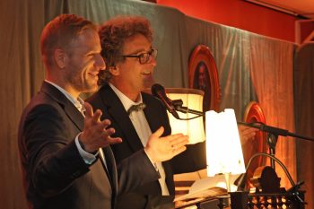 Landrat Markus Ramers (links) las gemeinsam mit Peter Godazgar aus „Sein größter Fan“. Bild: Michael Thalken/Eifeler Presse Agentur/epa