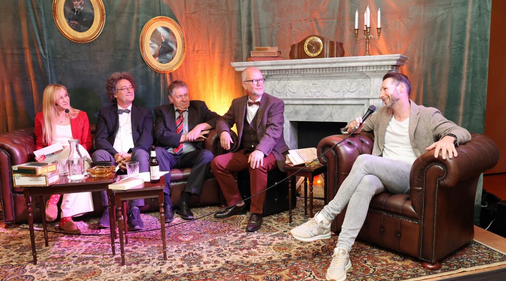 KSK-Vorstand Daniel Ruland (rechts) freute sich über ein volles Haus im S-Forum. V.l.n.r.: Susanne Edl, Peter Godazgar, Klaus Stickelbroeck und Ralf Kramp. Bild: Michael Thalken/Eifeler Presse Agentur/epa