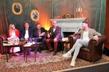 KSK-Vorstand Daniel Ruland (rechts) freute sich über ein volles Haus im S-Forum. V.l.n.r.: Susanne Edl, Peter Godazgar, Klaus Stickelbroeck und Ralf Kramp. Bild: Michael Thalken/Eifeler Presse Agentur/epa