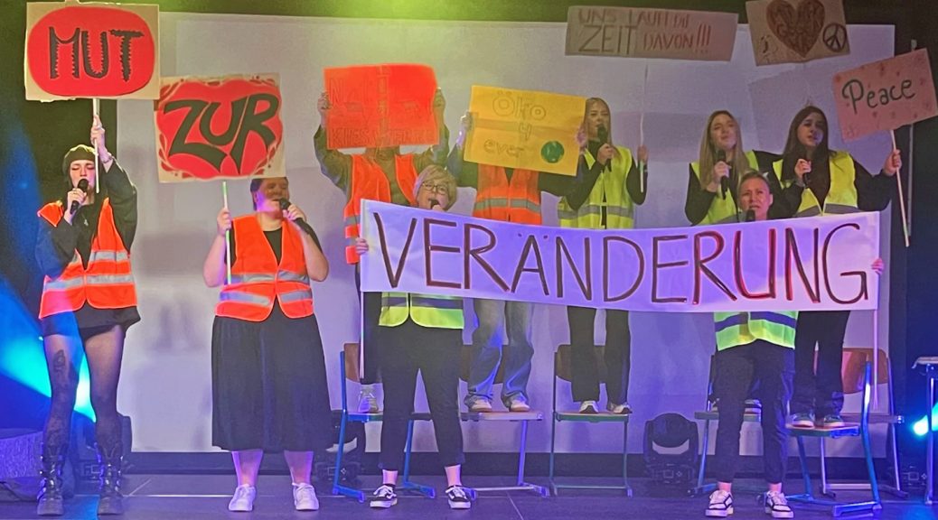 Zur Aufführung gehörte auch eine Demonstration, bei der die Teilnehmenden mehr Mut zur Veränderung forderten. Bild: music4everybody! e.V.
