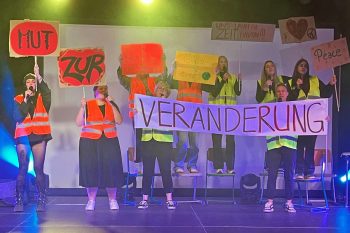 Zur Aufführung gehörte auch eine Demonstration, bei der die Teilnehmenden mehr Mut zur Veränderung forderten. Bild: music4everybody! e.V.