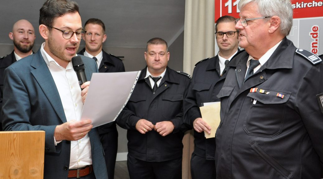 Bürgermeister Emmanuel Kunz zeichnet Harald Heinen mit der goldenen Ehrennadel des Verbandes der Feuerwehren in NRW sowie mit dem goldenen Ehrenzeichen mit Goldkranz des NRW-Innenministers NRW aus. Heinen ist seit mehr als 50 Jahren Mitglied der Feuerwehr. Foto: Reiner Züll