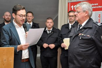 Bürgermeister Emmanuel Kunz zeichnet Harald Heinen mit der goldenen Ehrennadel des Verbandes der Feuerwehren in NRW sowie mit dem goldenen Ehrenzeichen mit Goldkranz des NRW-Innenministers NRW aus. Heinen ist seit mehr als 50 Jahren Mitglied der Feuerwehr. Foto: Reiner Züll