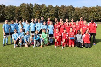 Die D-Juniorinnen aus Kommern (links) und Zülpich (rechts) lieferten sich ein spannendes Duell und setzten ein starkes Zeichen für den Frauenfußball im Kreis Euskirchen. Bild: Michael Thalken/Eifeler Presse Agentur/epa