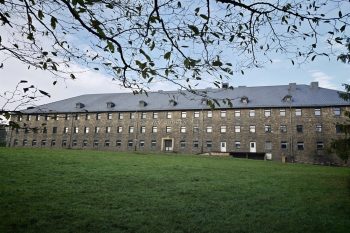 Die Belgier bauten die dreigeschossige, winkelförmige Kaserne auf den massiven Sockel- und Außenmauern, die die Nationalsozialisten für ein nie vollendetes, monumentales „Haus des Wissens“ gelegt hatten. Bild: Alina Kramer/Kreis Euskirchen