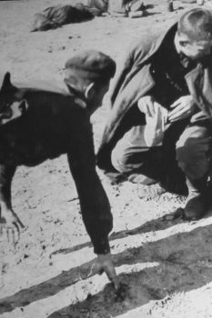 Dieses Bild dokumentiert, wie hungerleidende sowjetische Kriegsgefangene in einem Mannschaftsstammlager nach Regenwürmern suchen. Bild: Michael Thalken/Eifeler Presse Agentur/epa