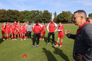 Lobte die Fußballerinnen des TuS Chlodwig Zülpich dafür, dass sie nicht aufgegeben hatten. Bild: Michael Thalken/Eifeler Presse Agentur/epa