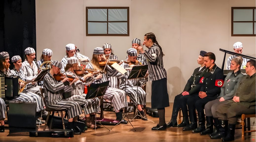 Das Bild zeigt das Junge Ensemble Mariengarden in einer Szene von „Zeitspiel – Das Mädchenorchester von Auschwitz“. Bild: Veranstalter